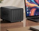 Resimde, ahşap bir masanın üzerinde bir dizüstü bilgisayarın yanında duran Terramaster D8 Hybrid 2 NAS gösterilmektedir.