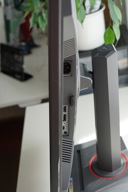 Bağlantılar - entegre güç kaynağı ünitesi için güç, HDMI 2.1, DisplayPort 1.4, DP 1.4 ve PD 15W ile USB-C