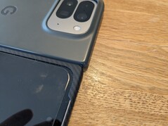 Google kılıfı, adamid kılıfla karşılaştırıldığında 1 ila 2 mm'lik bir hacim daha ekler