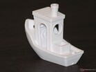 Benchy'nin arka yazısı en azından hafifçe görülebiliyor