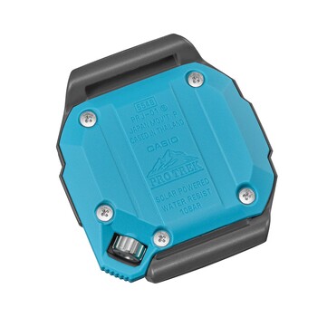 Turkuaz renkli Casio Pro Trek PRJ-01AE-8 saatinin arka kapağının arka görünümü; üzerinde Pro Trek logosu bulunmaktadır.