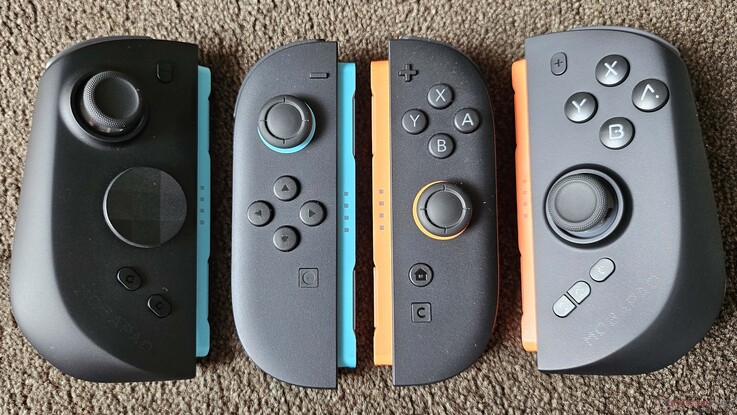 Orijinal Joy-Con'larla yapılan bir karşılaştırma, M12S kumandaları arasındaki önemli boyut farkını ortaya koymaktadır.