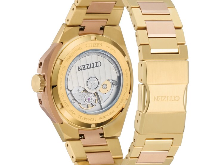 Şeffaf kasa arkası Citizen'in kendi üretimi olan Caliber 9051 mekanizmasını sergiler. 