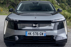 DS N°7 E-Tense: Bu yeni lüks tam elektrikli araç (BEV), 460 mil’e kadar elektrikli menzil ve 345 hp gücünde dört tekerlekten çekiş sistemi sunuyor