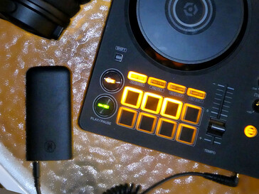 Kablosuz verici, kaynaklara tek bir kabloyla bağlanır. (Resim kaynağı: Notebookcheck)