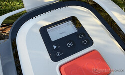 Robotik çim biçme makinesi üzerindeki kontrol paneli ve ekran