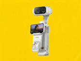 Insta360 Luna Ultra'nın çıkarılabilir uzaktan kumandası OLED ekrana ev sahipliği yapıyor.