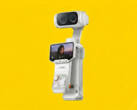 Insta360 Luna Ultra'nın çıkarılabilir uzaktan kumandası OLED ekrana ev sahipliği yapıyor.