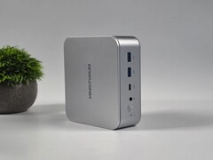 Minisforum M2 mini PC ön bağlantı noktaları görünümü