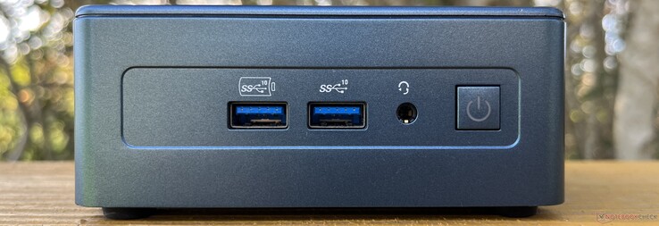 Ön: 2x USB-A 3.2 Gen 2 (10 Gbps, 1 her zaman açık), kulaklık, güç düğmesi
