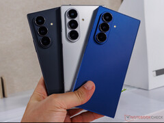 Samsung'un bu yaz geleneksel Galaxy Z Fold serisine daha küçük bir alternatif çıkaracağı belirtiliyor, Galaxy Z Fold7 resimde. (Resim kaynağı: Notebookcheck)