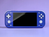 RG 55G1, Switch Lite'a benzer bir tasarıma sahiptir. Resimde: Indigo rengindeki taşınabilir oyun konsolu.
