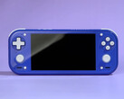 RG 55G1, Switch Lite'a benzer bir tasarıma sahiptir. Resimde: Indigo rengindeki taşınabilir oyun konsolu.