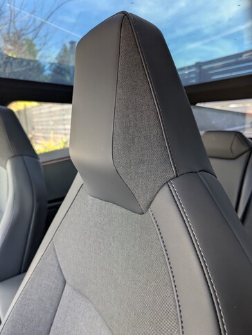 2026 Cybertruck AWD koltuk döşemesi.