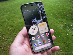 Google Pixel 11 serisi daha parlak ekranlara sahip olacak. Resimde: Pixel 10 XL'in ön yüzü.