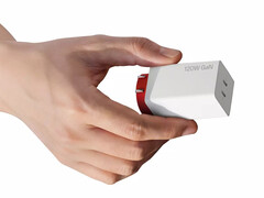 İki şarj cihazı Ace 6 Ultra ile birlikte piyasaya sürüldü. Resimde: 120W adaptörün tanıtım fotoğrafı.