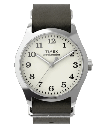 Timex Weekender New England TW2Y86600, 34 mm gümüş tonlu kasa, krem rengi kadran ve koyu yeşil deri kayışa sahiptir.