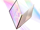 MateBook 14 Core Edition 2026, Intel Core Ultra 5 325 işlemciyle güç alıyor. Görselde: dizüstü bilgisayarın ince tasarımını gösteren bir tanıtım görseli.