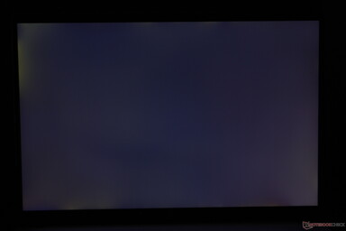 Köşeler boyunca orta düzeyde düzensiz arka ışık kanaması