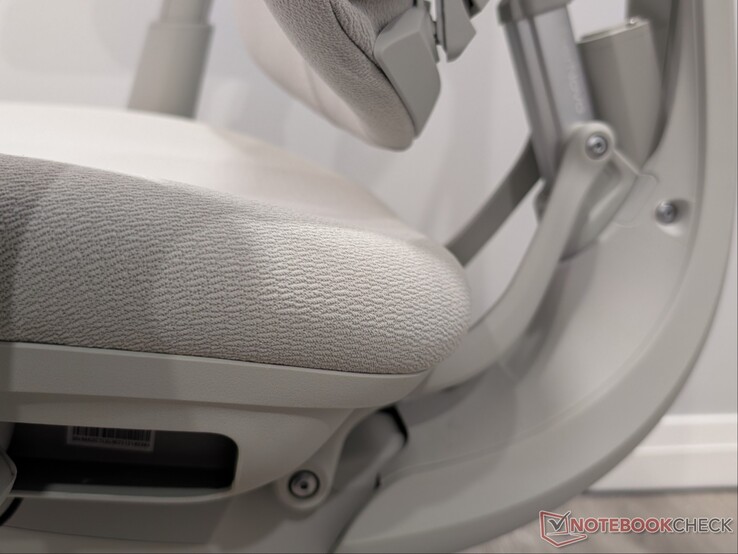 Koltuğun arkası daha kısa ve daha sert süngerli.