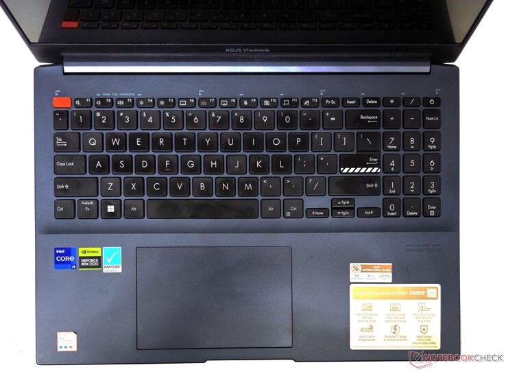 Asus VivoBook Pro 16'nın klavyesi ve dokunmatik yüzeyi iyi bir giriş deneyimi sunuyor