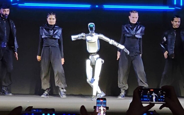 MWC 2026'da dans ederken görülen insansı Honor Robot prototipi.