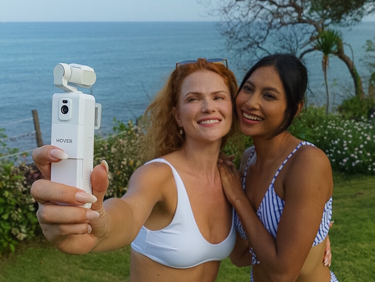 Hoverair Versa, 4K 60p videolar ve 12 MP fotoğraflar çekebilen 1/1,3 inç kamera sensörüne sahip 3 eksenli bir gimbaldır.