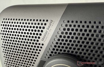 Stereo hoparlörler ızgaraların arkasına gizlenmiştir.
