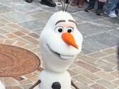 Yapay zeka tabanlı bir Olaf robotu Disneyland Paris'te aniden devrildi.
