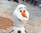 Yapay zeka tabanlı bir Olaf robotu Disneyland Paris'te aniden devrildi.