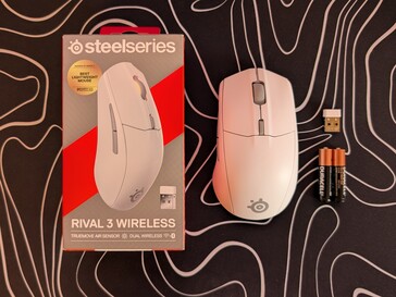 SteelSeries Rival 3 Wireless Gen 2, iki adet AAA pil, 2,4 GHz dongle ile birlikte gelir ve USB kablosu yoktur.