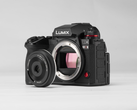 Viltrox’un yeni AF 28 mm F4.5 Chip L lensi, dahili bir kaydırmalı kol lens kapağıyla birlikte sunulmaktadır.