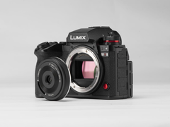 Viltrox’un yeni AF 28 mm F4.5 Chip L lensi, dahili bir kaydırmalı kol lens kapağıyla birlikte sunulmaktadır.