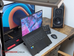 Gigabyte A16 Pro masanın üzerinde