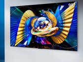 C10M, LED başına bir karartma bölgesi olmak üzere toplam 2.304 yerel karartma bölgesine sahiptir; ayrıca işlemeyi gerçekleştiren bir yapay zeka (AI) ışık rengi eş kontrol yongası da bulunmaktadır.