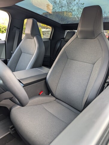 2026 Cybertruck AWD iç mekan.