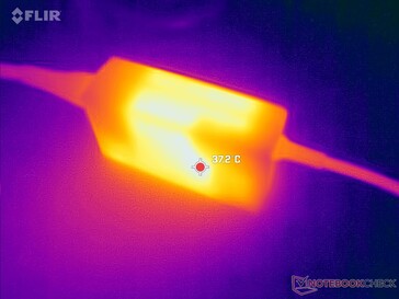 AC adaptörü zorlu yükleri çalıştırırken 37 C'nin üzerine çıkabilir