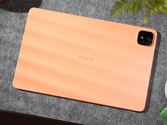 Yeni MagicPad 4, 12,1 inçlik bir ekrana sahip olacak. Resimde: tabletin arka yüzünü gösteren bir fotoğraf.