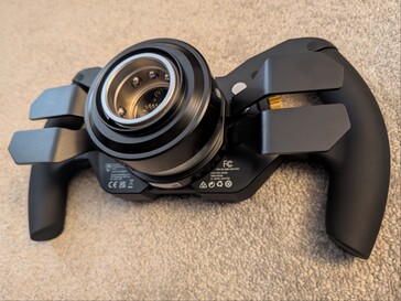 VelocityOne F-RX Formula Wheel'in arkasında dört kürek ve hızlı bağlantı kelepçesi.