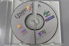 Nazikçe temizlenip parlatılırken kırılan CD.