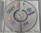 Nazikçe temizlenip parlatılırken kırılan CD.