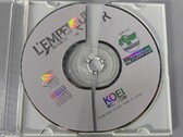 Nazikçe temizlenip parlatılırken kırılan CD.