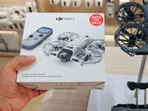 Neo 2 drone'un yanında, DJI Neo 3 olduğu iddia edilen perakende ambalajı.