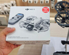 Neo 2 drone'un yanında, DJI Neo 3 olduğu iddia edilen perakende ambalajı.