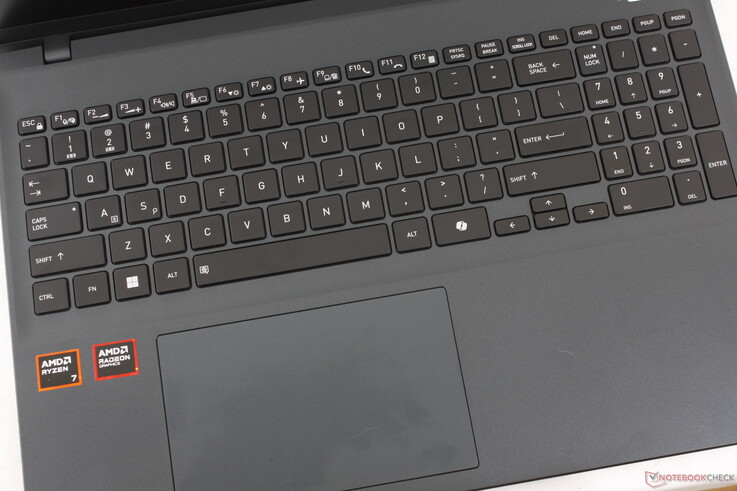 Clickpad'in boyutu iyi olsa da (~13,4 x 8,3 cm), geri bildirimi süngerimsi ve tatmin edici olmayabilir