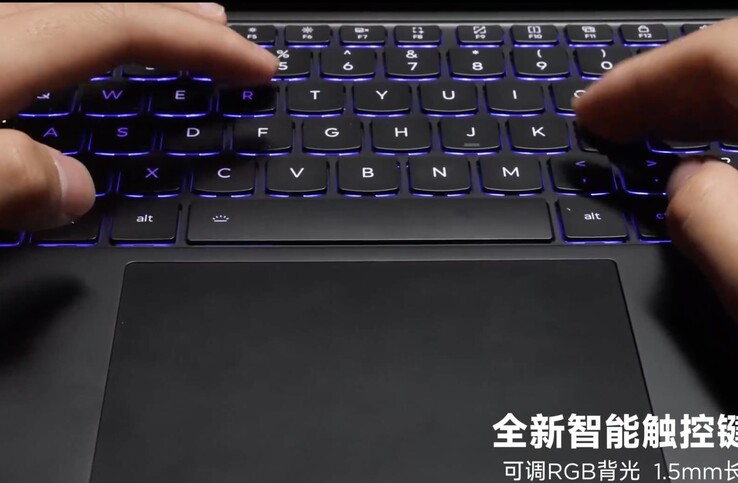Klavye kasası 1,5 mm tuş hareketine ve ayarlanabilir RGB arka aydınlatmaya sahip olacak. 