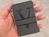 Diode lazer kullanılarak 3D baskılı PLA-CF cüzdan üzerinde stok karakter şablonu.