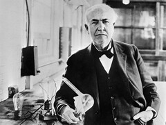 Thomas Edison, 1883 yılında icat ettiği ampul ile (Bilinmeyen fotoğrafçı, Kamu malı, Wikimedia Commons aracılığıyla)