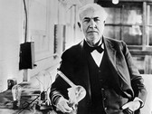 Thomas Edison, 1883 yılında icat ettiği ampul ile (Bilinmeyen fotoğrafçı, Kamu malı, Wikimedia Commons aracılığıyla)