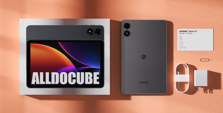 Alldocube iPlay 80 mini Pro, kutusu ve aksesuarlarıyla birlikte